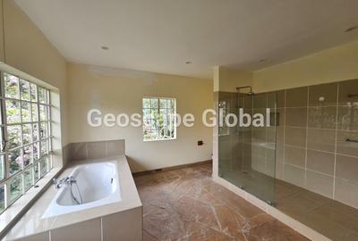 5 Bed House with En Suite in Ridgeways - 2
