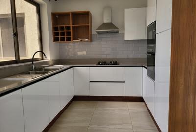 2 Bed Apartment with En Suite in Rhapta Road