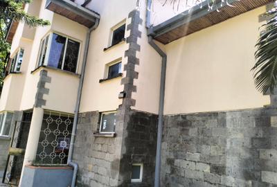 5 Bed Townhouse with En Suite in Spring Valley