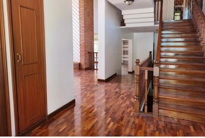 6 Bed House with En Suite in Runda