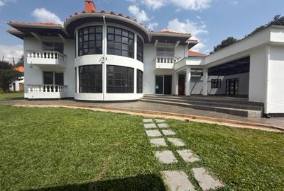 5 Bed House with En Suite in Ridgeways