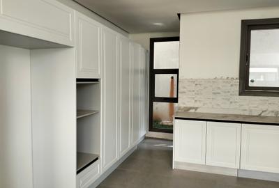 5 Bed Townhouse with En Suite in Lavington - 2