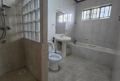 5 Bed House with En Suite in Lavington