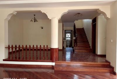 5 Bed Townhouse with En Suite at Lavington - 3