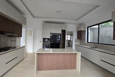 5 Bed House with En Suite in Lavington - 4