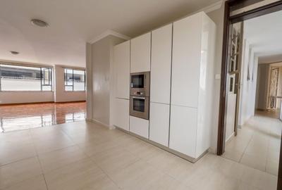 3 Bed Apartment with En Suite in Riverside