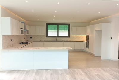 5 Bed Villa with En Suite at Lavington