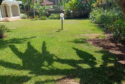 5 Bed House with En Suite in Runda