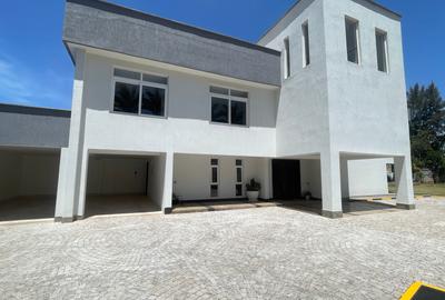 5 Bed House with En Suite in Runda - 2