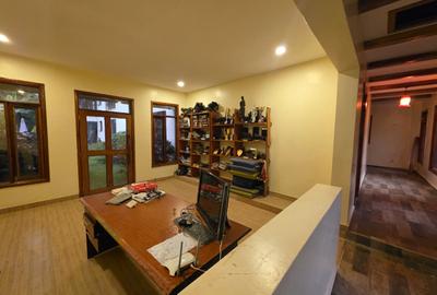 7 Bed House with En Suite in Ridgeways - 4