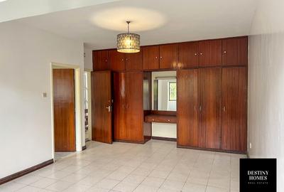 4 Bed House with En Suite in Riverside