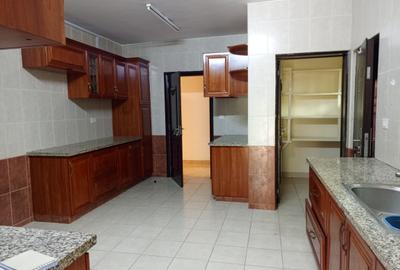 5 Bed Townhouse with En Suite in Lavington