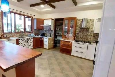 7 Bed House with En Suite in Ridgeways - 4