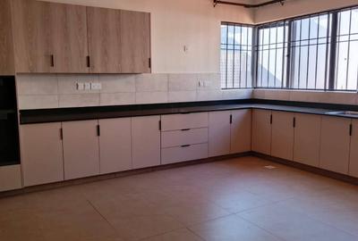 6 Bed House with En Suite in Loresho - 3