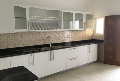 3 Bed Apartment with En Suite in Kizingo