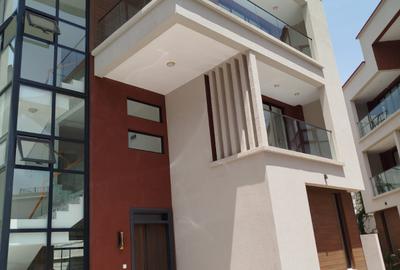 5 Bed House with En Suite in Lavington