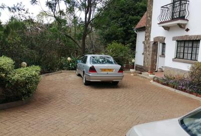 5 Bed House with En Suite in Lavington