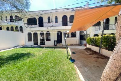 5 Bed Townhouse with En Suite in Riverside - 2