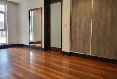 5 Bed House with En Suite in Runda - 4