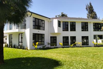 5 Bed House with En Suite in Runda