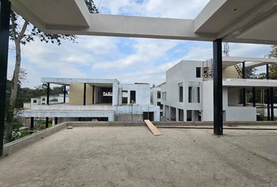 6 Bed Villa with En Suite at Lavington - 4