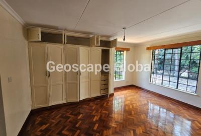 5 Bed House with En Suite in Runda