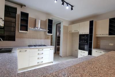 4 Bed House with En Suite at Membley - 3