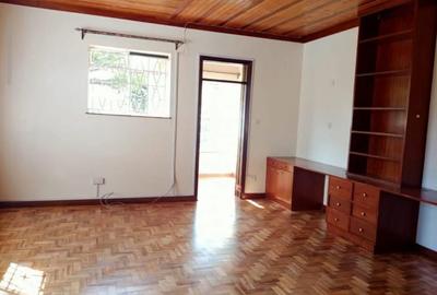 5 Bed House with En Suite in Runda