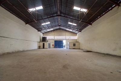 5,000 ft² Warehouse with Backup Generator in Industrial Area - 3