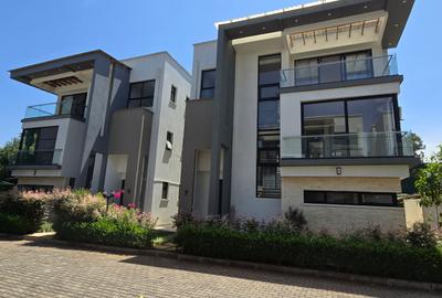 5 Bed Townhouse with En Suite at Lavington Green - 3