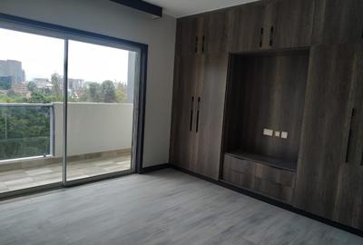 Serviced 3 Bed Apartment with En Suite in Riverside
