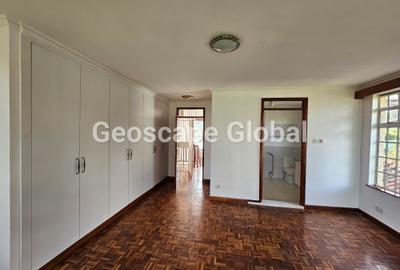 4 Bed House with En Suite in Rosslyn - 2