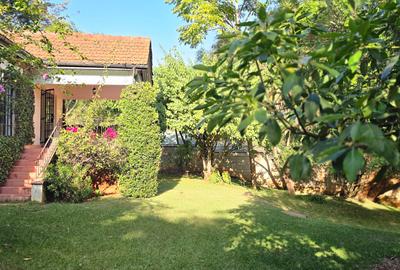 4 Bed House with En Suite in Lavington - 2