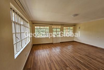 4 Bed House with En Suite in Rosslyn - 4