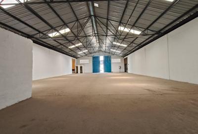 5,000 ft² Warehouse with Service Charge Included in Industrial Area