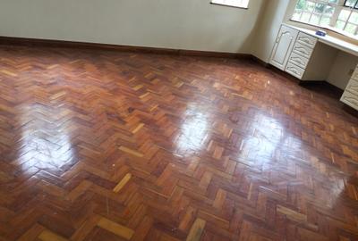 5 Bed House with En Suite in Runda