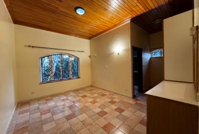 5 Bed House with En Suite in Hill View - 4