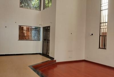 5 Bed Townhouse with En Suite in Lavington - 2