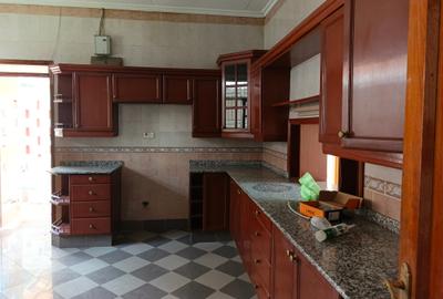 5 Bed House with En Suite in Thigiri