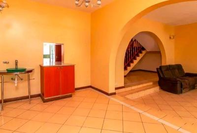 5 Bed House with En Suite at Red Cross - 3