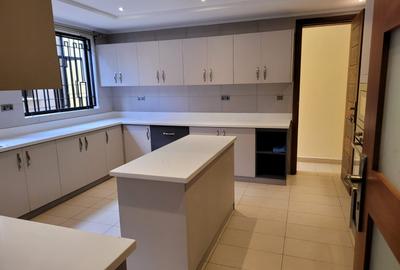 5 Bed Townhouse with En Suite in Lavington - 2