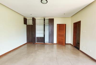 4 Bed House with En Suite in Runda