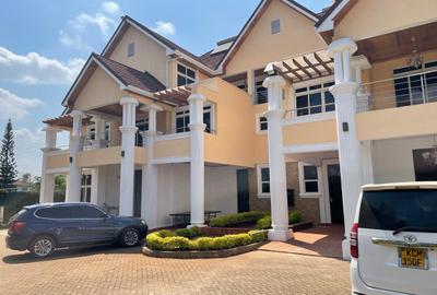 5 Bed House with En Suite in Ridgeways