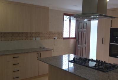 5 Bed Townhouse with En Suite at Spring Valley Area