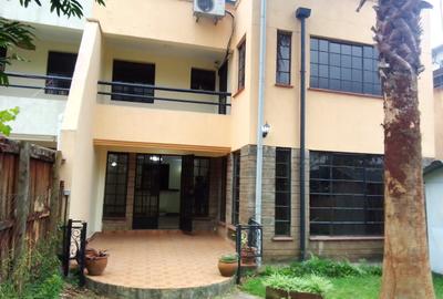 5 Bed Villa with En Suite in Lavington