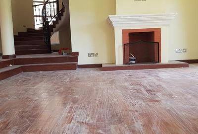 5 Bed Townhouse with En Suite in Lavington - 2