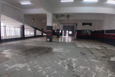 6,499 ft² Warehouse with Parking in Industrial Area - 4