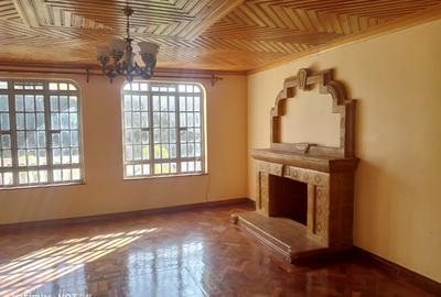 4 Bed House with En Suite in Nyari