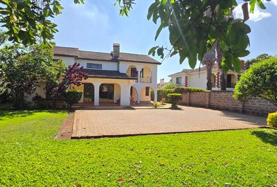 4 Bed House with En Suite in Mountain View - 2