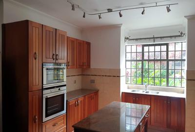 5 Bed House with En Suite in Spring Valley